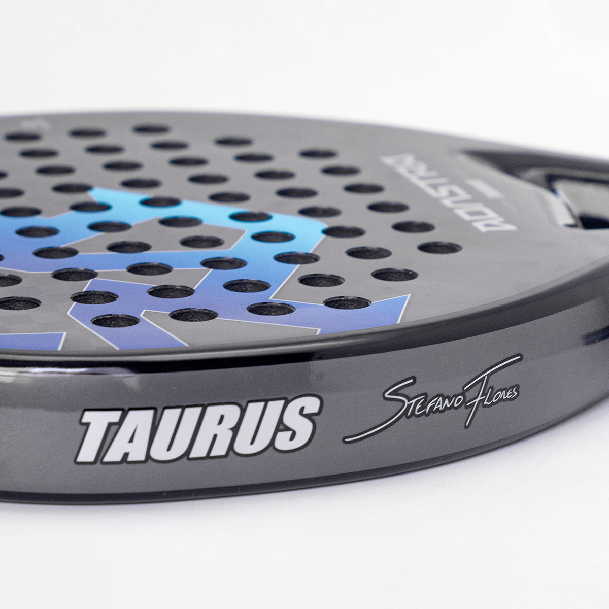 Detalhe original da Taurus 3.0 com a assinatura de Stefano Flores